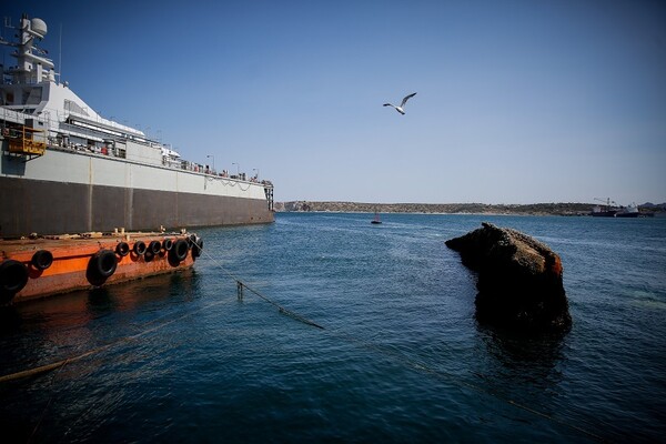 «Καθαρίζουν» από ναυάγια το λιμάνι του Πειραιά και ο κόλπος Ελευσίνας- Ξεκίνησε η ανέλκυση του «Corfu Island»