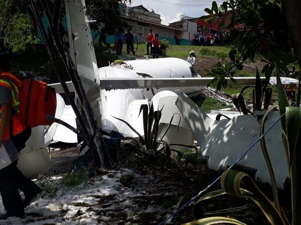Αεροπλάνο συνετρίβη και κόπηκε στα δύο στην Ονδούρα