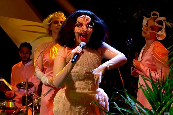 Απολαύστε την πρώτη τηλεοπτική εμφάνιση της Björk μετά από 8 χρόνια