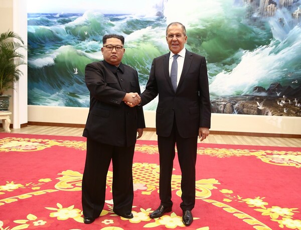 Στη Βόρεια Κορέα ο Λαβρόφ - Κάλεσε τον Κιμ Γιονγκ Ουν να επισκεφθεί τη Μόσχα