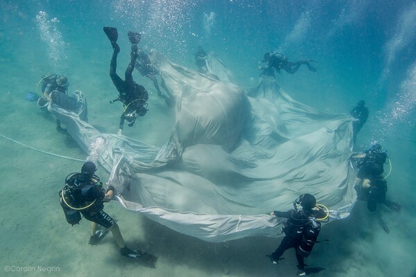 Στο Σούνιο κάνει πρεμιέρα η πρώτη υποβρύχια χορευτική - εικαστική παράσταση με υποβρύχιο κοινό στον κόσμο