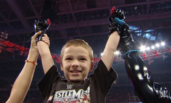Οκτάχρονο αγόρι με καρκίνο γίνεται παλαιστής κι υπογράφει συμβόλαιο με την WWE!