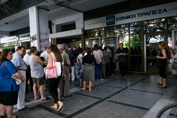 Τεράστιες ουρές στις τράπεζες από το πρωί για τα 300 €