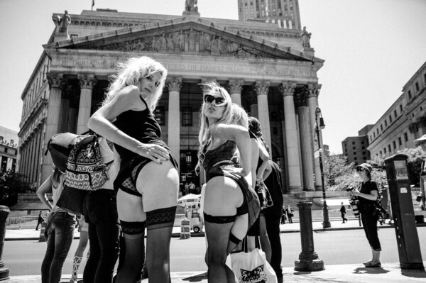 Γυμνά μοντέλα διαμαρτυρήθηκαν μπροστά στο ανώτατο δικαστήριο της Νέας Υόρκης (ΝSFW)