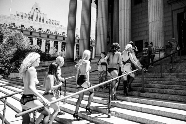 Γυμνά μοντέλα διαμαρτυρήθηκαν μπροστά στο ανώτατο δικαστήριο της Νέας Υόρκης (ΝSFW)