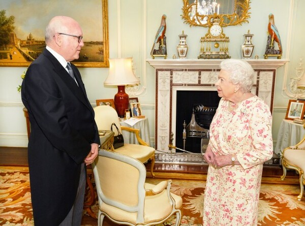 Η βασίλισσα Ελισάβετ έχει σε κοινή θέα στο Μπάκιγχαμ μια άγνωστη φωτογραφία του Χάρι και της Μέγκαν