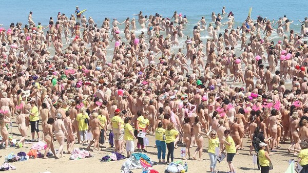 Ρεκόρ Γκίνες για τη μεγαλύτερη γυμνή βουτιά από 2.500 γυναίκες