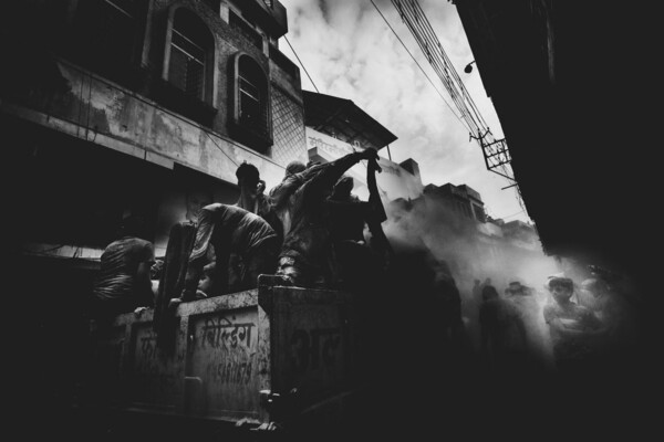 Ένας Έλληνας φωτογράφος στην ινδουιστική γιορτή των χρωμάτων της Τζαϊπούρ