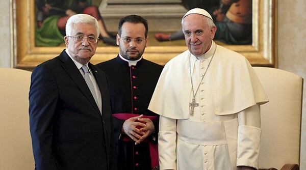 O πάπας Φραγκίσκος εκθειάζει τον Παλαιστίνιο πρόεδρο Αμπάς
