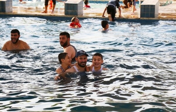 Τα μπάνια των τζιχαντιστών της ISIS στην πισίνα έχουν αυστηρούς κανόνες
