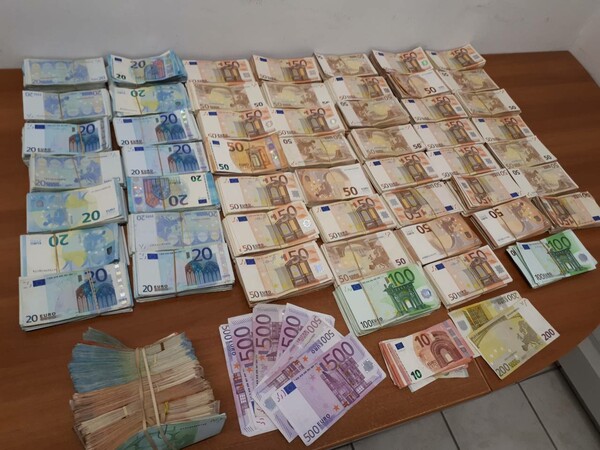 Ολόκληρο οπλοστάσιο σε σπίτι στην Ημαθία: Πατέρας και γιος έκρυβαν όπλα και 250.000 ευρώ