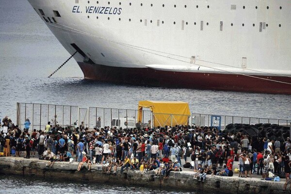 Απίστευτα πράγματα συμβαίνουν με το πλοίο που είναι γεμάτο πρόσφυγες - Τελικά το στέλνουν στον Πειραιά