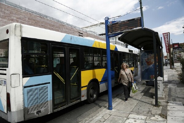 Πυροβόλησαν με αεροβόλο εναντίον λεωφορείου στο κέντρο της Αθήνας