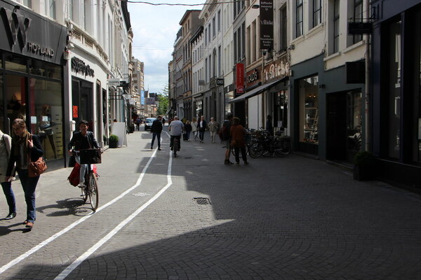 Βέλγιο: Ειδικές λωρίδες κυκλοφορίας για τους πεζούς που είναι εθισμένοι με τα κινητά τους