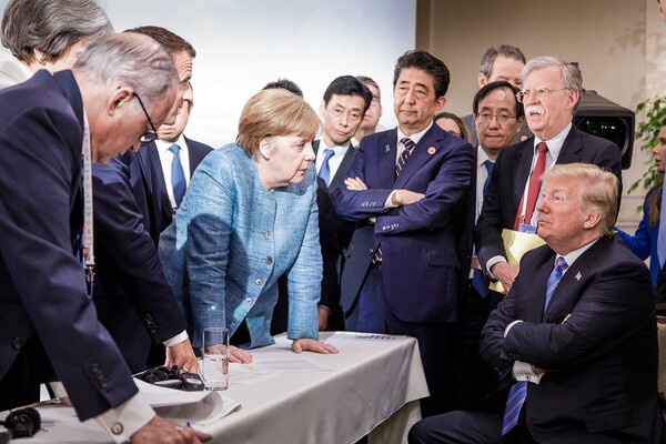 Η εμβληματική φωτογραφία της G7 και το παρασκήνιο της συνόδου