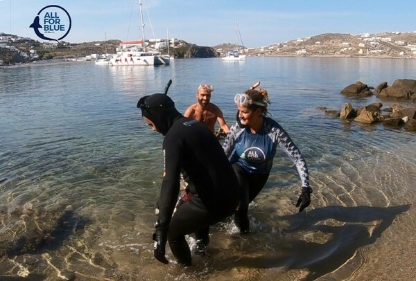 Πλαστικά, καλοριφέρ, νεροχύτες μέχρι και ένα μηχανάκι έβγαλαν από το βυθό της Μυκόνου (ΒΙΝΤΕΟ)