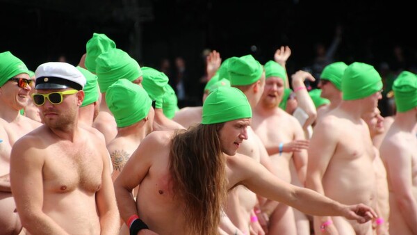 Εκατοντάδες γυμνοί κολυμβητές στη Φινλανδία διεκδικούν το παγκόσμιο ρεκόρ - BINTEO