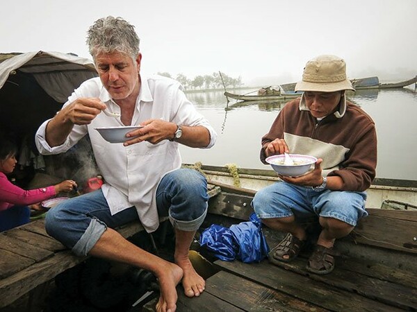 O Anthony Bourdain θα ανοίξει μια τεράστια αγορά με θέμα το Blade Runner