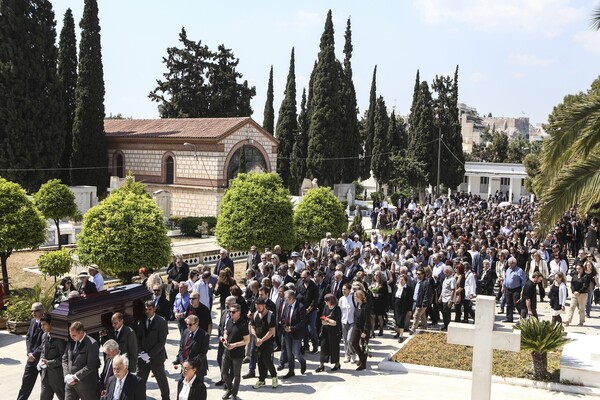 Το ύστατο χαίρε στoν Άγγελο Δεληβορριά- Πολιτικοί, καλλιτέχνες και φίλοι στην κηδεία