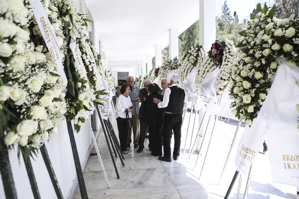 Το ύστατο χαίρε στoν Άγγελο Δεληβορριά- Πολιτικοί, καλλιτέχνες και φίλοι στην κηδεία