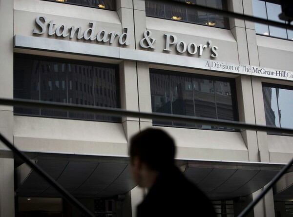 Standard & Poor's: το πραγματικό ΑΕΠ της Ελλάδας θα μειωνόταν κατά 20% μέσα σε μία 4ετία, εάν η Ελλάδα έφευγε από την Ευρωζώνη