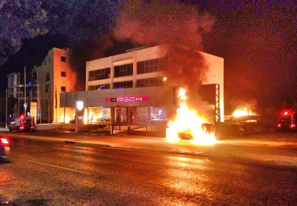 Φωτιά σε αντιπροσωπεία πολυτελών αυτοκινήτων στη Γλυφάδα