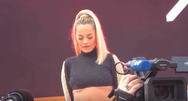 H Rita Ora ξεσπά σε δάκρυα για τον Avicii μπροστά σε χιλιάδες φανς που τίμησαν τη μνήμη του dj