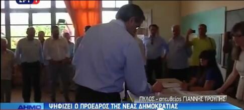 Με κονκάρδα στο εκλογικό τμήμα ο Σαμαράς