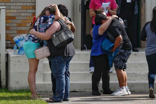 Οι επιζώντες του Πάρκλαντ εκφράζουν την οργή τους μετά το νέο μακελειό σε σχολείο: «Κάντε κάτι»