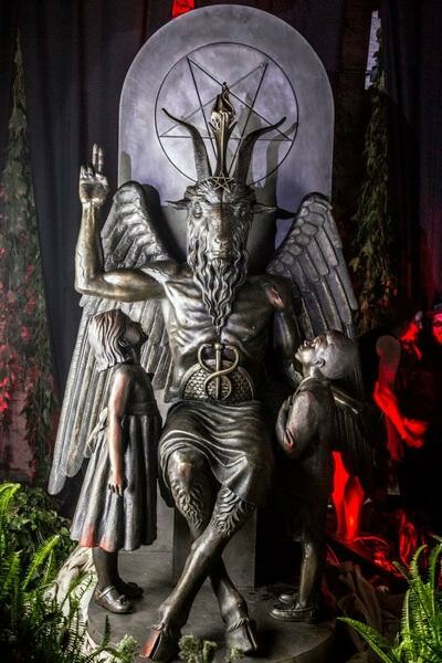 Σατανιστικό πάρτι σε μυστική τοποθεσία για τα εγκαίνια του αγάλματος του Μπαφομέτ