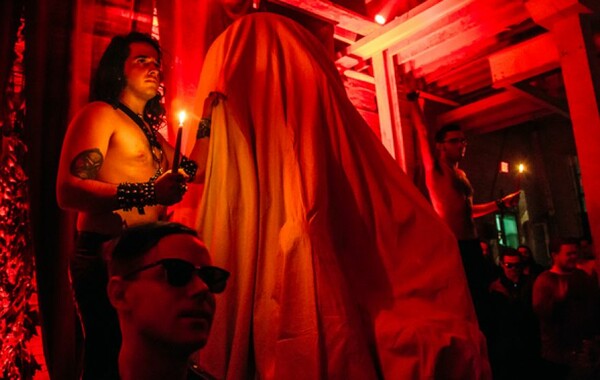 Σατανιστικό πάρτι σε μυστική τοποθεσία για τα εγκαίνια του αγάλματος του Μπαφομέτ
