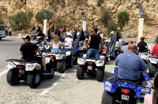 Συγκεντρώσεις διαμαρτυρίας με «γουρούνες» στο λιμάνι και το αεροδρόμιο της Μυκόνου