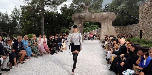 Η Louis Vuitton προσέλαβε σαμάνο για να διώξει τη βροχή από επίδειξη μόδας