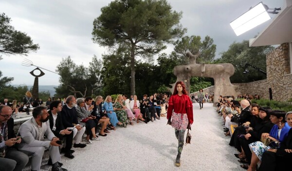 Η Louis Vuitton προσέλαβε σαμάνο για να διώξει τη βροχή από επίδειξη μόδας