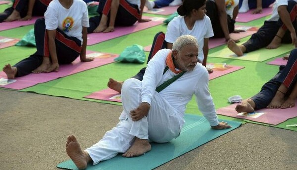 Έκπληξη προκάλεσε ο πρωθυπουργός Μόντι ο οποίος έκανε δημοσίως ασκήσεις γιόγκα