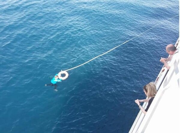 Διασώθηκε ηλικιωμένη που βρέθηκε στη θάλασσα, 5 μίλια από τον Πειραιά - Η στιγμή της διάσωσης