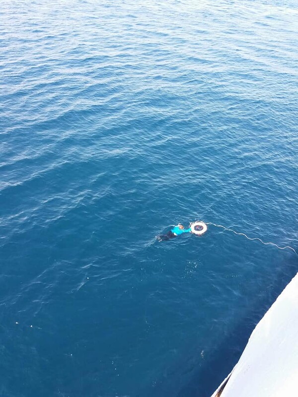 Διασώθηκε ηλικιωμένη που βρέθηκε στη θάλασσα, 5 μίλια από τον Πειραιά - Η στιγμή της διάσωσης