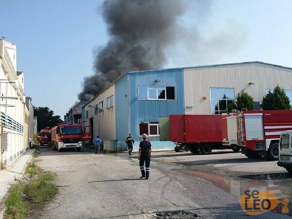 Νεκρός άντρας στη φωτιά σε εργοστάσιο χρωμάτων στη Θεσσαλονικη