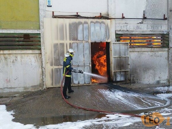 Νεκρός άντρας στη φωτιά σε εργοστάσιο χρωμάτων στη Θεσσαλονικη