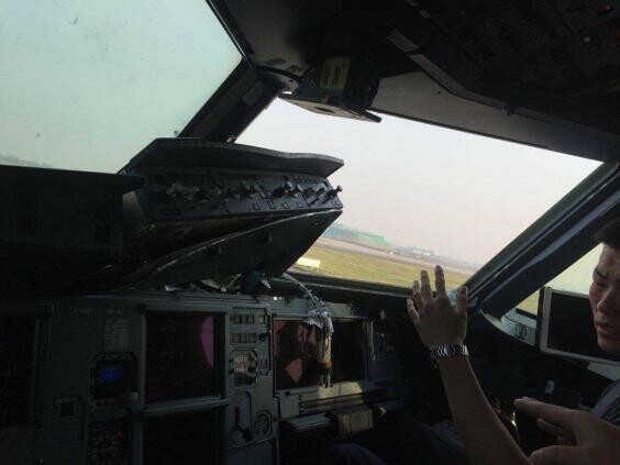 Θρίλερ σε πτήση στην Κίνα: Πιλότος πετάχτηκε ο μισός έξω από το αεροσκάφος όταν έσπασε το τζάμι του κοκπιτ