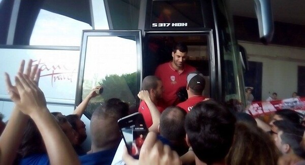 Αποθέωση για τον Ολυμπιακό στο αεροδρόμιο