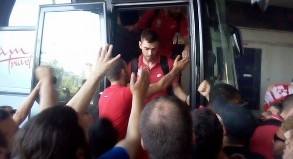 Αποθέωση για τον Ολυμπιακό στο αεροδρόμιο