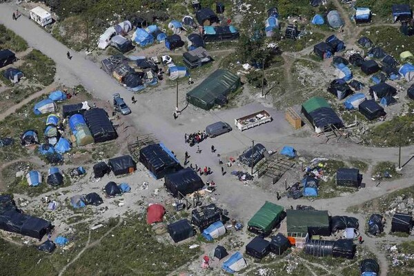 Ορδές μεταναστών στη σήραγγα της Μάγχης - Στείλτε τον στρατό στο Καλαί, ζητούν βρετανικές ταμπλόιντ