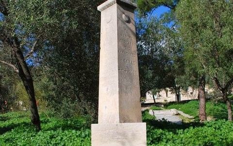 Στόχος βανδαλισμού μαρμάρινη στήλη στην Ακρόπολη