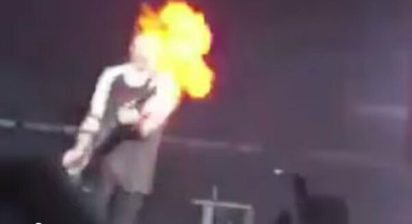 Τραγουδιστής πήρε φωτιά κατά τη διάρκεια συναυλίας