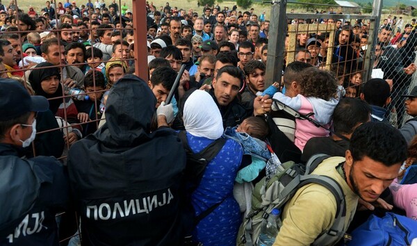 Ένταση στη Γευγελή όπου συρρέουν χιλιάδες πρόσφυγες, στο δρόμο προς την κεντρική Ευρώπη
