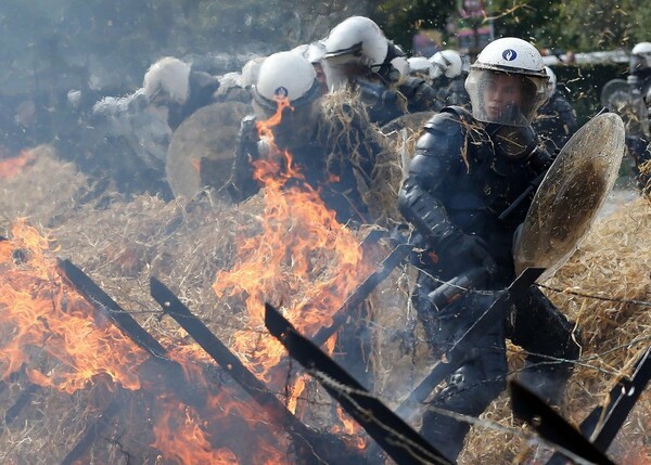 Τρακτέρ εναντίον Αστυνομίας στις Βρυξέλλες - Εικόνες πολέμου στη συγκέντρωση χιλιάδων αγροτών