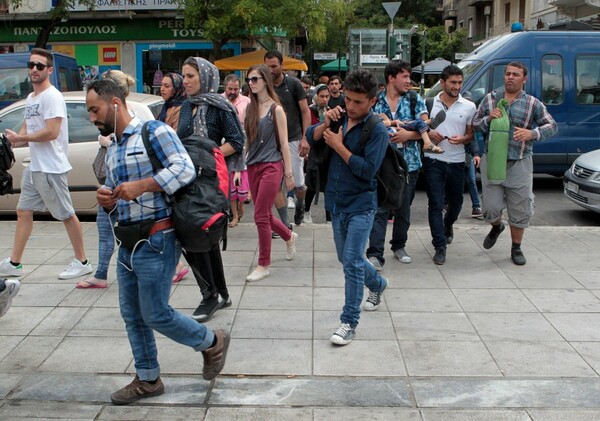 Εν μέσω εντάσεων γίνεται η μεταφορά των προσφύγων της πλατείας Βικτωρίας