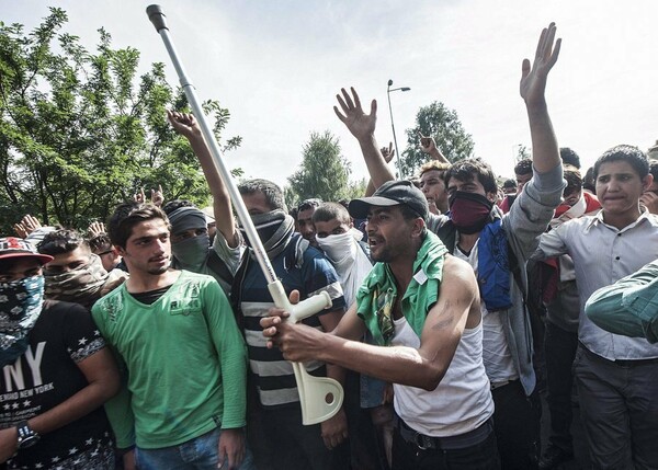Σκηνές πολέμου στα σύνορα της Ουγγαρίας - Στρατιωτικά οχήματα με πολυβόλα αναπτύσσονται στην περιοχή