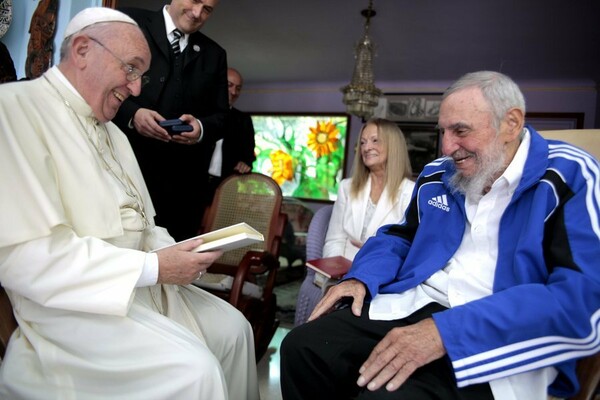 Ιστορική συνάντηση του Φιντέλ Κάστρο με τον Πάπα Φραγκίσκο